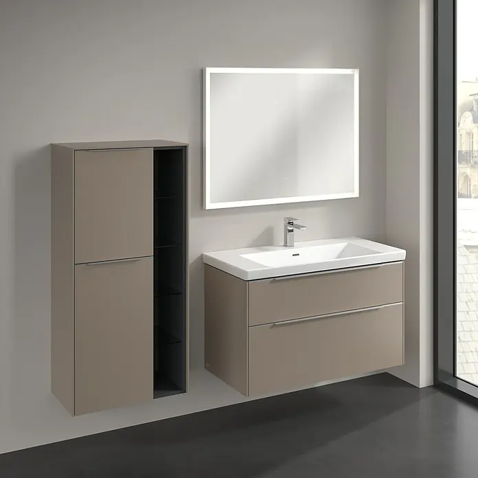Villeroy & Boch Subway 3.0 Seitenschrank - B x T x H: 57,4 x 36,2 x 120 cm, Taupe, DIN Anschlag: Links, Farbe Griff: Aluminium glänzend - Badezimmer-Set mit Hängeschrank, Waschtischunterschrank mit Schubladen und beleuchtetem Spiegel. Modernes Design für stilvolle Badezimmer.
