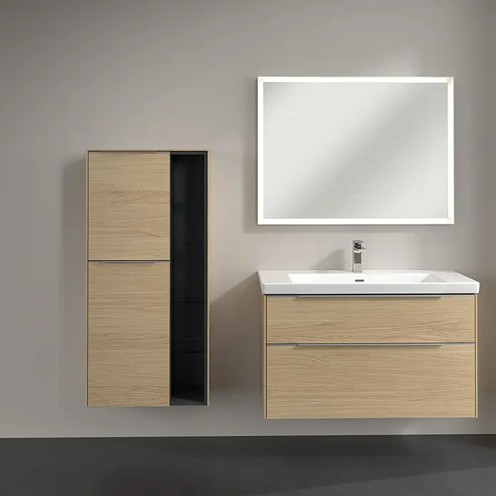 Villeroy & Boch Subway 3.0 Seitenschrank - B x T x H: 57,4 x 36,2 x 120 cm, Nordik Oak, DIN Anschlag: Links, Farbe Griff: Aluminium glänzend - Das Bild zeigt einen modernen Waschtisch mit Unterschrank in Holzoptik, einem Spiegelschrank und einem offenen Hängeschrank. Stilvolles Badezimmerdesign.