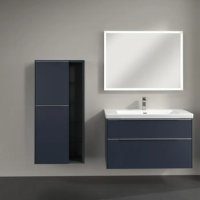 Villeroy & Boch Subway 3.0 Seitenschrank - B x T x H: 57,4 x 36,2 x 120 cm, Marine Blue, DIN Anschlag: Links, Farbe Griff: Aluminium glänzend - Modernes Badezimmer-Set mit Waschbeckenunterschrank, Spiegelschrank und LED-Spiegel für ein stilvolles Ambiente.