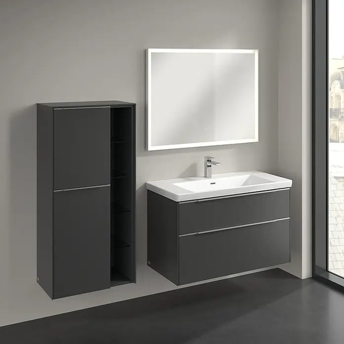 Villeroy & Boch Subway 3.0 Seitenschrank - B x T x H: 57,4 x 36,2 x 120 cm, Graphite, DIN Anschlag: Links, Farbe Griff: Aluminium glänzend - Elegantes Badezimmer-Set mit grauem Waschtischunterschrank und Spiegelschrank mit Beleuchtung für ein modernes Ambiente.