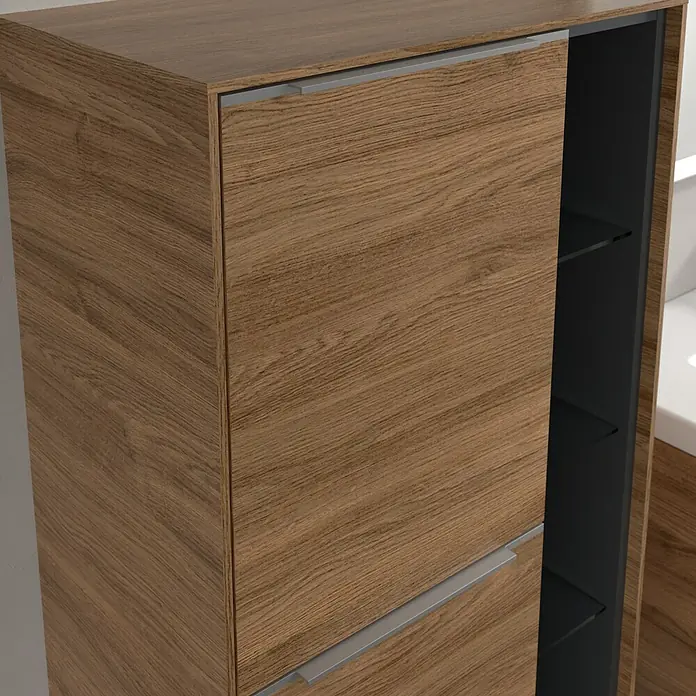 Villeroy & Boch Subway 3.0 Seitenschrank - B x T x H: 57,4 x 36,2 x 120 cm, Kansas Oak, DIN Anschlag: Links, Farbe Griff: Aluminium glänzend - Detailaufnahme eines modernen Holzschranks mit Schiebetüren, der Stauraum und stilvolles Design vereint.