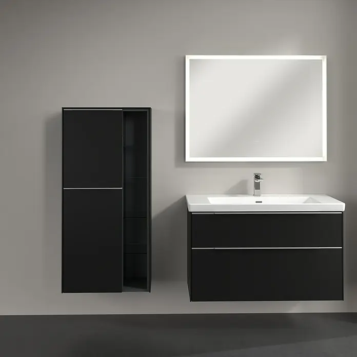 Villeroy & Boch Subway 3.0 Seitenschrank - B x T x H: 57,4 x 36,2 x 120 cm, Volcano Black, DIN Anschlag: Links, Farbe Griff: Aluminium glänzend - Elegantes Badezimmer-Set in Schwarz mit einem hängenden Waschtischunterschrank, einem Spiegelschrank und einem hochformatigen Seitenschrank für ein modernes Ambiente.