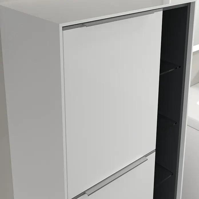 Villeroy & Boch Subway 3.0 Seitenschrank - B x T x H: 57,4 x 36,2 x 120 cm, Brilliant White, DIN Anschlag: Links, Farbe Griff: Aluminium glänzend - Diese Nahaufnahme zeigt einen modernen, weißen Schuhschrank mit Griffen und Regalen im Inneren. Perfekt für die Aufbewahrung Ihrer Schuhe.