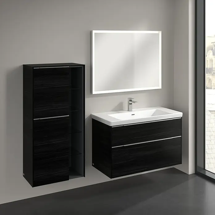 Villeroy & Boch Subway 3.0 Seitenschrank - B x T x H: 57,4 x 36,2 x 120 cm, Black Oak, DIN Anschlag: Links, Farbe Griff: Aluminium glänzend - Modernes Badezimmer-Set mit schwarzem Waschtischunterschrank, Spiegelschrank und Hochschrank.