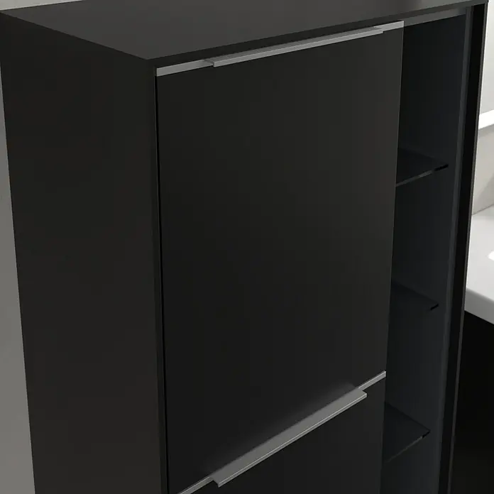 Villeroy & Boch Subway 3.0 Seitenschrank - B x T x H: 57,4 x 36,2 x 120 cm, Volcano Black, DIN Anschlag: Links, Farbe Griff: Aluminium glänzend - Nahaufnahme eines schwarzen Badezimmerschranks mit silbernen Griffen und Glasregalen, der elegante Stauraum und modernes Design bietet.