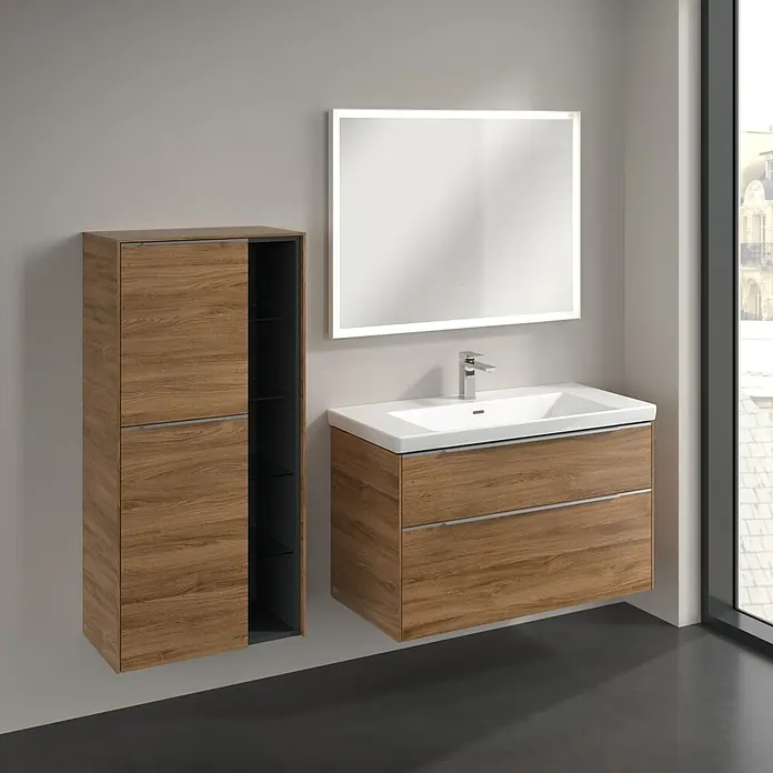Villeroy & Boch Subway 3.0 Seitenschrank - B x T x H: 57,4 x 36,2 x 120 cm, Kansas Oak, DIN Anschlag: Links, Farbe Griff: Aluminium glänzend - Ein Badezimmer-Set mit Waschtischunterschrank und Spiegelschrank in Holzoptik. Das moderne Design bietet viel Stauraum und ein elegantes Aussehen.