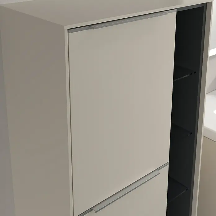 Villeroy & Boch Subway 3.0 Seitenschrank - B x T x H: 57,4 x 36,2 x 120 cm, Cashmere Grey, DIN Anschlag: Links, Farbe Griff: Aluminium glänzend - Nahaufnahme eines modernen, beigefarbenen Schuhschranks mit zwei Schubladen und silbernen Griffen, der Stauraum und Ordnung bietet.