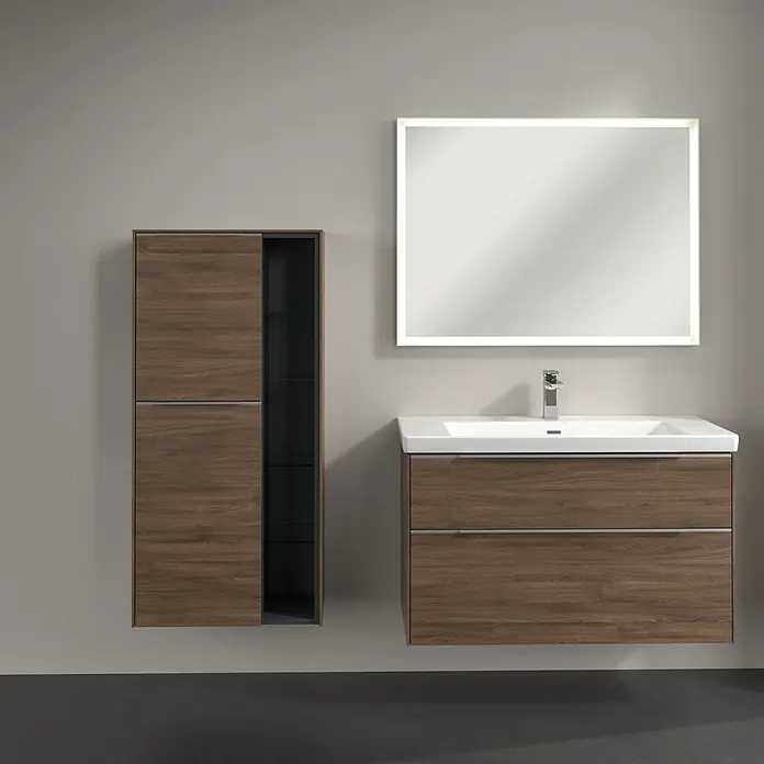 Villeroy & Boch Subway 3.0 Seitenschrank - B x T x H: 57,4 x 36,2 x 120 cm, Arizona Oak, DIN Anschlag: Links, Farbe Griff: Aluminium glänzend - Ein stilvolles Badezimmer-Set mit einem Unterschrank mit Waschbecken, einem Hängeschrank und einem Spiegel mit Beleuchtung für ein modernes Ambiente.