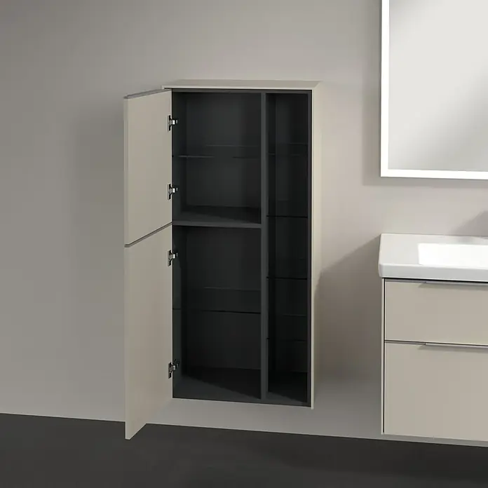 Villeroy & Boch Subway 3.0 Seitenschrank - B x T x H: 57,4 x 36,2 x 120 cm, Cashmere Grey, DIN Anschlag: Links, Farbe Griff: Aluminium glänzend - Offener Badezimmerschrank mit hellen Türen und dunklem Innenraum, der Stauraum und modernes Design vereint.