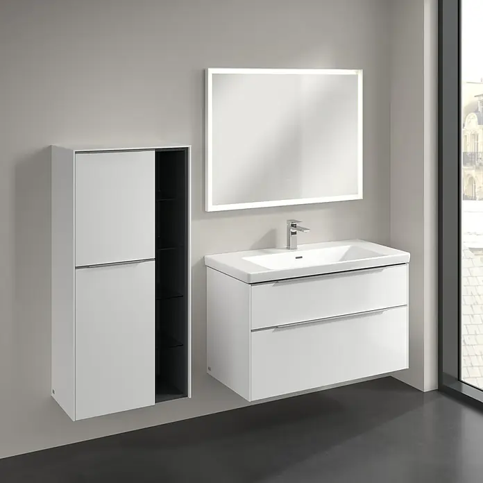 Villeroy & Boch Subway 3.0 Seitenschrank - B x T x H: 57,4 x 36,2 x 120 cm, Brilliant White, DIN Anschlag: Links, Farbe Griff: Aluminium glänzend - Ein elegantes Badezimmer-Set mit einem weißen Waschtischunterschrank, einem Spiegelschrank mit Beleuchtung und einem Hochschrank.
