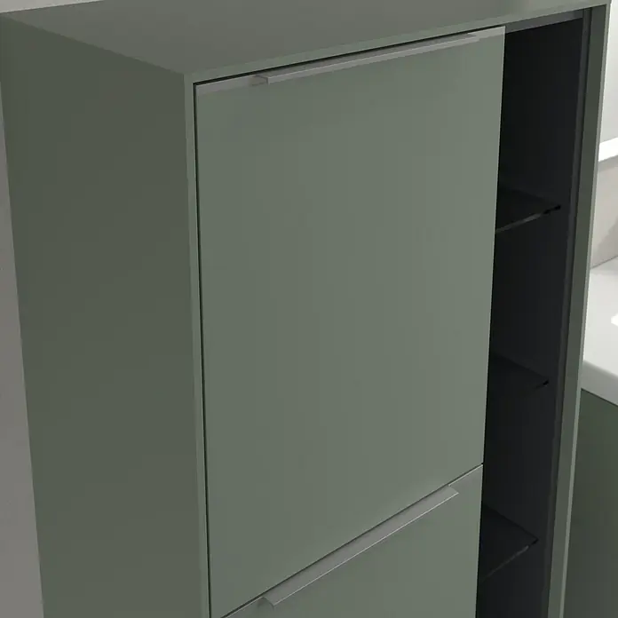 Villeroy & Boch Subway 3.0 Seitenschrank - B x T x H: 57,4 x 36,2 x 120 cm, Soft Green, DIN Anschlag: Links, Farbe Griff: Aluminium glänzend - Eine Nahaufnahme eines modernen, olivgrünen Badezimmerschranks mit Schubladen und offenen Regalen, die ein elegantes Stauraumdesign zeigen.