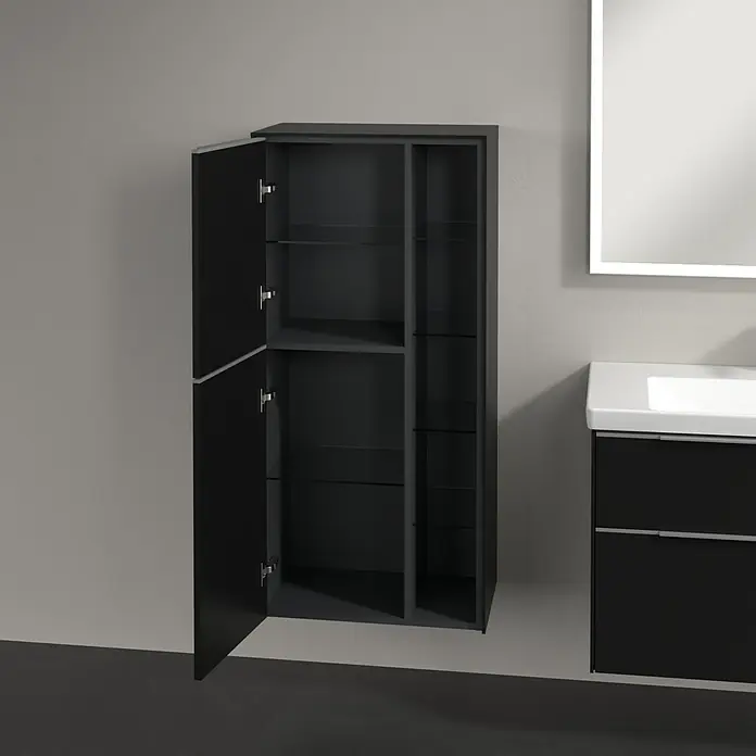 Villeroy & Boch Subway 3.0 Seitenschrank - B x T x H: 57,4 x 36,2 x 120 cm, Volcano Black, DIN Anschlag: Links, Farbe Griff: Aluminium glänzend - Abgebildeter Badezimmerschrank mit offenen Regalen, modernes Design. Der Schrank bietet viel Stauraum für Badutensilien.