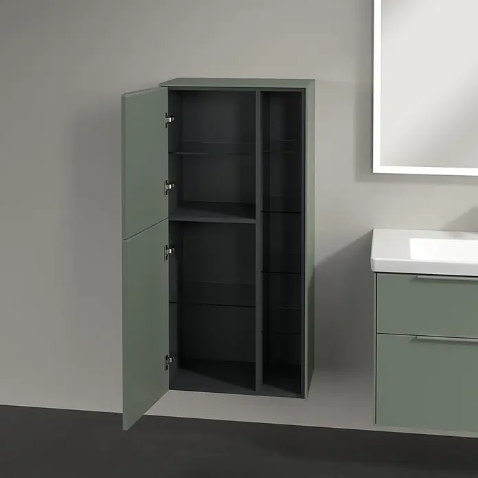 Villeroy & Boch Subway 3.0 Seitenschrank - B x T x H: 57,4 x 36,2 x 120 cm, Soft Green, DIN Anschlag: Links, Farbe Griff: Aluminium glänzend - Ein geräumiger, grüner Hängeschrank mit offenen Türen und Glasböden bietet viel Stauraum im modernen Badezimmer.