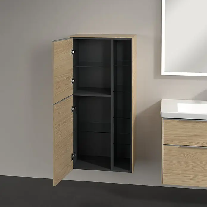 Villeroy & Boch Subway 3.0 Seitenschrank - B x T x H: 57,4 x 36,2 x 120 cm, Nordik Oak, DIN Anschlag: Links, Farbe Griff: Aluminium glänzend - Ein Badezimmer-Hängeschrank mit offenen Türen, der Einblick auf die Glasböden und das dunkle Innere gewährt. Elegantes Design für Ihr Bad.