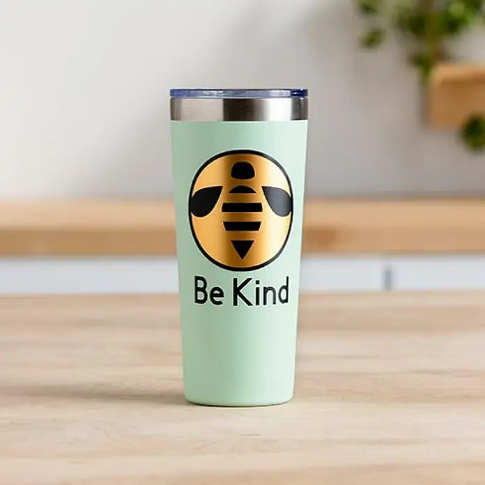 Cricut Transferfolie Transfer Tape - L x B: 121,9 x 30,5 cm, Passend für: Cricut Maker - Hellgrüner Trinkbecher mit einem goldenen Bienenmotiv und dem Schriftzug "Be Kind", ideal für unterwegs und umweltbewusst.
