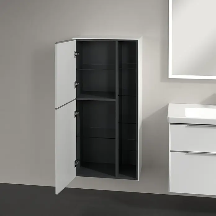 Villeroy & Boch Subway 3.0 Seitenschrank - B x T x H: 57,4 x 36,2 x 120 cm, Pure White, DIN Anschlag: Links, Farbe Griff: Aluminium glänzend - Ein offener, weißer Badezimmerschrank mit grauer Innenausstattung und Glasböden bietet viel Stauraum neben einem modernen Waschbecken.