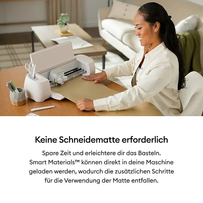 Cricut Vinylfolie Smart Vinyl Permanent - 1 Stk., Weiß, 91,4 x 33 cm, Selbstklebend - Frau benutzt einen Cricut Schneideplotter mit Smart Materials. Keine Schneidematte erforderlich, was Zeit spart.