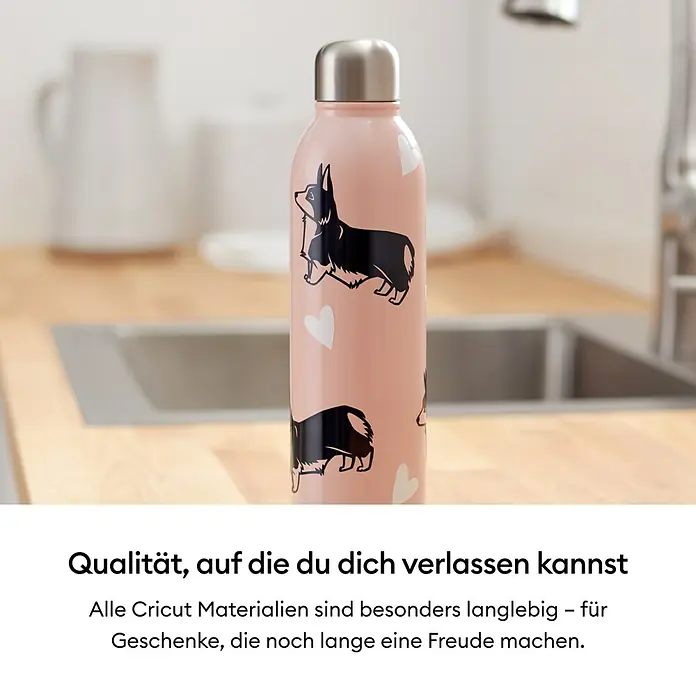 Cricut Vinylfolie Smart Vinyl Permanent - 1 Stk., Weiß, 91,4 x 33 cm, Selbstklebend - Rosa Trinkflasche mit Corgi-Motiv. Cricut Materialien sind langlebig und ideal für besondere und persönliche Geschenke.