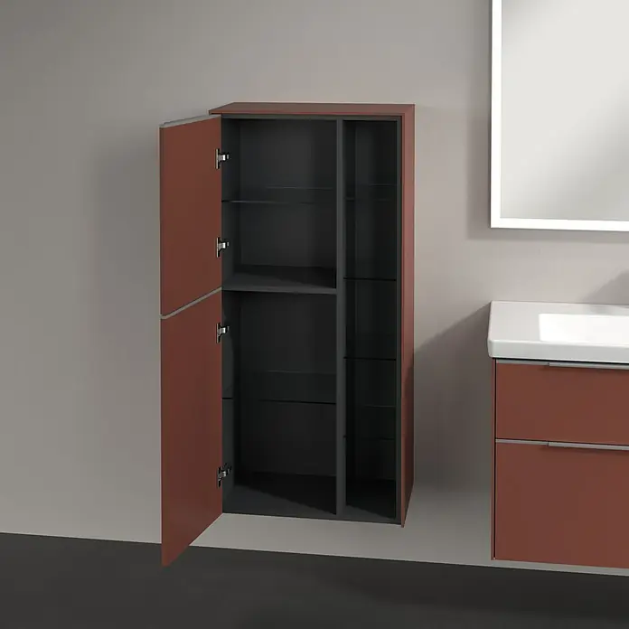 Villeroy & Boch Subway 3.0 Seitenschrank - B x T x H: 57,4 x 36,2 x 120 cm, Wine Red, DIN Anschlag: Links, Farbe Griff: Aluminium glänzend - Ein offener Badezimmerschrank in Braun mit Glasböden, neben einem passenden Waschtisch und einem Spiegel.