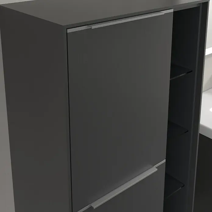 Villeroy & Boch Subway 3.0 Seitenschrank - B x T x H: 57,4 x 36,2 x 120 cm, Graphite, DIN Anschlag: Links, Farbe Griff: Aluminium glänzend - Nahaufnahme eines grauen Badezimmerschranks mit Metallgriffen und Glasböden, der modernen Stauraum und elegantes Design bietet.