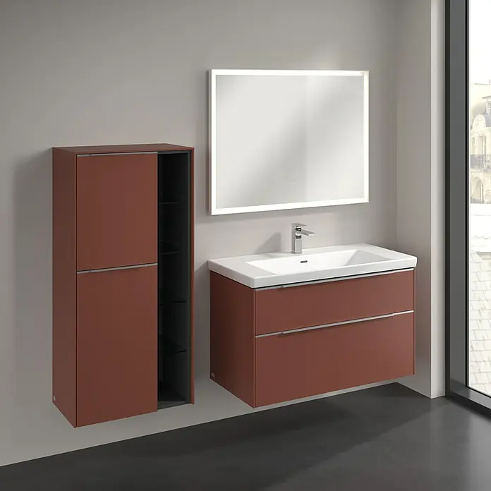 Villeroy & Boch Subway 3.0 Seitenschrank - B x T x H: 57,4 x 36,2 x 120 cm, Wine Red, DIN Anschlag: Links, Farbe Griff: Aluminium glänzend - Modernes Badezimmer-Interieur mit Waschtischunterschrank und beleuchtetem Spiegel für ein stilvolles Ambiente.