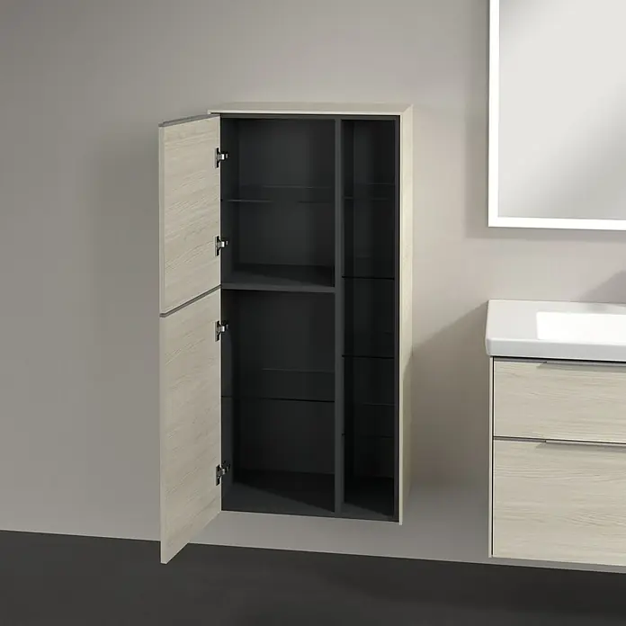 Villeroy & Boch Subway 3.0 Seitenschrank - B x T x H: 57,4 x 36,2 x 120 cm, White Oak, DIN Anschlag: Links, Farbe Griff: Aluminium glänzend - Ein offener, hängender Badezimmerschrank in Holzoptik mit Glasböden und dunkler Innenausstattung neben einem Waschbecken.