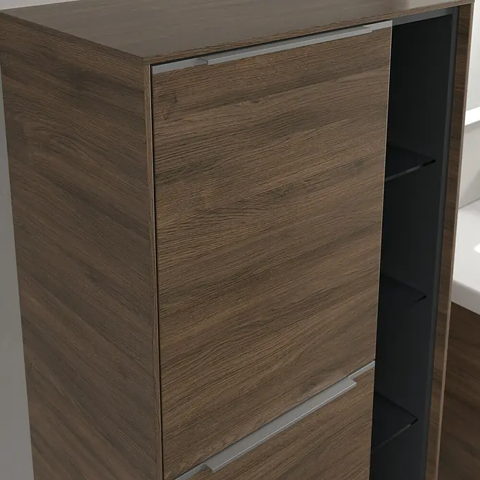 Villeroy & Boch Subway 3.0 Seitenschrank - B x T x H: 57,4 x 36,2 x 120 cm, Arizona Oak, DIN Anschlag: Links, Farbe Griff: Aluminium glänzend - Nahaufnahme eines braunen Holzschranks mit Regalen und silbernen Griffen, der Stauraum und Organisation bietet.