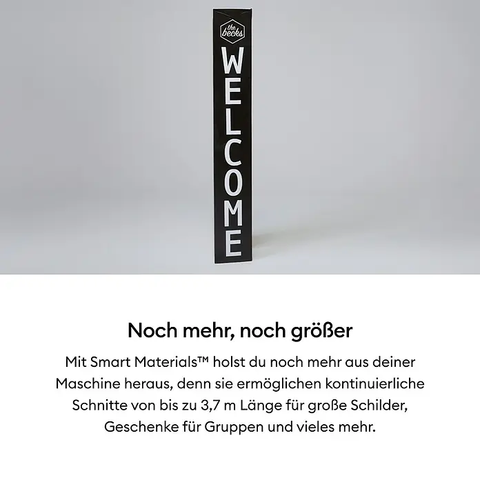 Cricut Vinylfolie Smart Vinyl Permanent - 1 Stk., Weiß, 91,4 x 33 cm, Selbstklebend - Dekoratives, hochformatiges Willkommensschild in Schwarz mit weißer Aufschrift, ideal für den Eingangsbereich.