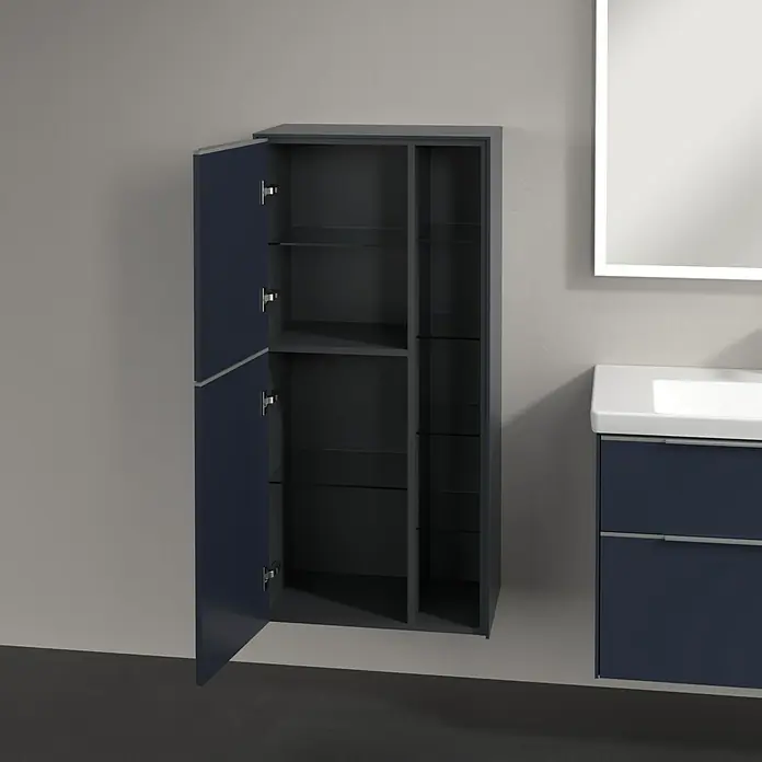 Villeroy & Boch Subway 3.0 Seitenschrank - B x T x H: 57,4 x 36,2 x 120 cm, Marine Blue, DIN Anschlag: Links, Farbe Griff: Aluminium glänzend - Ein blauer Badezimmerschrank mit einer offenen Tür, der die Glasböden zeigt, zusammen mit einem Spiegel und einem Waschtischunterschrank.