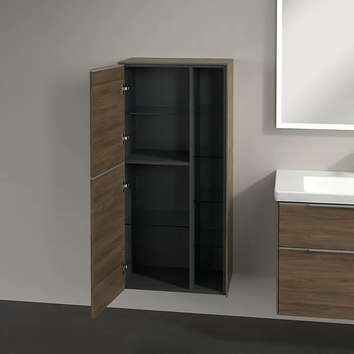 Villeroy & Boch Subway 3.0 Seitenschrank - B x T x H: 57,4 x 36,2 x 120 cm, Arizona Oak, DIN Anschlag: Links, Farbe Griff: Aluminium glänzend - Ein offener Badezimmerschrank mit Holzstruktur, der an einer Wand neben einem Waschtisch mit Spiegel hängt, bietet viel Stauraum.