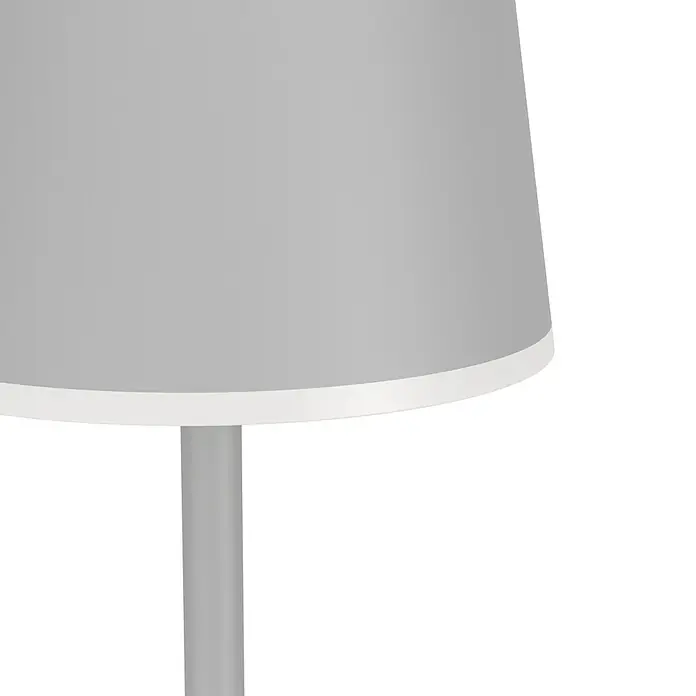 Eglo LED-Stehleuchte Mannera-L - 4,3 W, Höhe: 140 cm, Grau, Tageslichtweiß - Nahaufnahme einer stilvollen Tischlampe mit grauem Lampenschirm und weißem Fuß, die ein modernes Ambiente vermittelt.