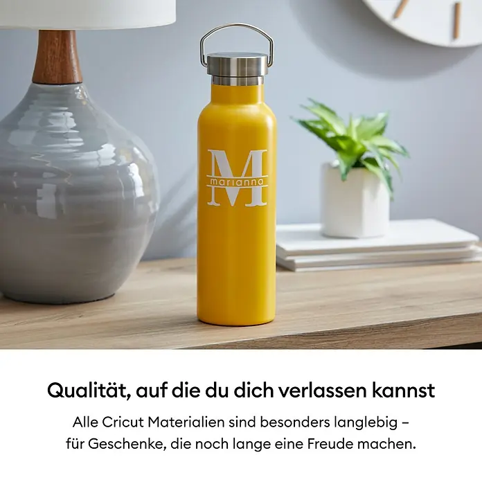 Cricut Vinylfolie Vinyl Permanent Set - Sommer-Muster, 30,5 x 30,5 cm, Passend für: Cricut Maker 3 & 4 Cricut Explore 3 & 4 - Nahaufnahme einer gelben Wasserflasche mit individuellem Aufdruck auf einem Holztisch mit Lampe und Pflanze.