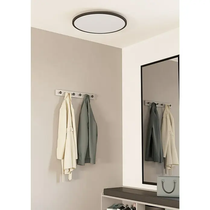 Eglo Connect LED-Deckenleuchte rund Sarsina-Z - 41 W, Ø x H: 60 x 5,2 cm, Schwarz, Tageslichtweiß - Eine Deckenleuchte mit braunem Rand erhellt einen Flur mit Spiegel, Garderobe und Bank. Die LED-Lampe sorgt für angenehmes Licht.
