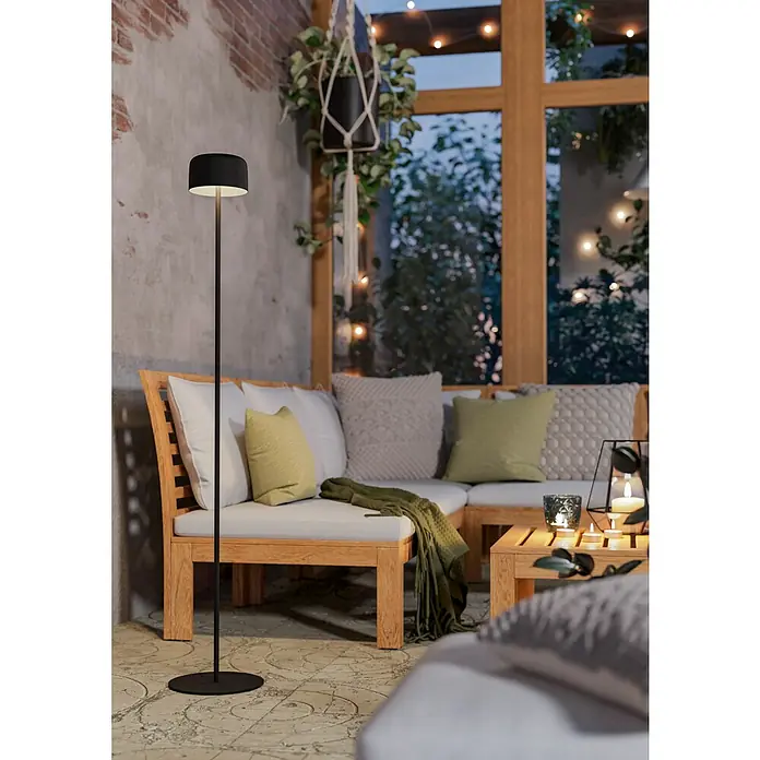 Eglo Solar-Stehleuchte Roccanova-L - Schwarz, IP44, Ø x H: 13,5 x 120 cm - Eine moderne Stehlampe mit schwarzem Schirm und schlankem Design, ideal für gemütliche Abende auf der Terrasse.