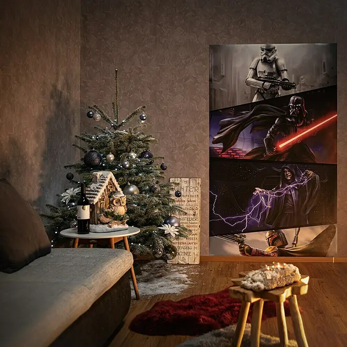Lammfell - Bordeaux, Länge: 90 cm, 100 % Echtfell - Star Wars Wandbild neben Weihnachtsbaum. Dekoratives Star Wars Poster für Wohnzimmer & saisonale Dekoration.