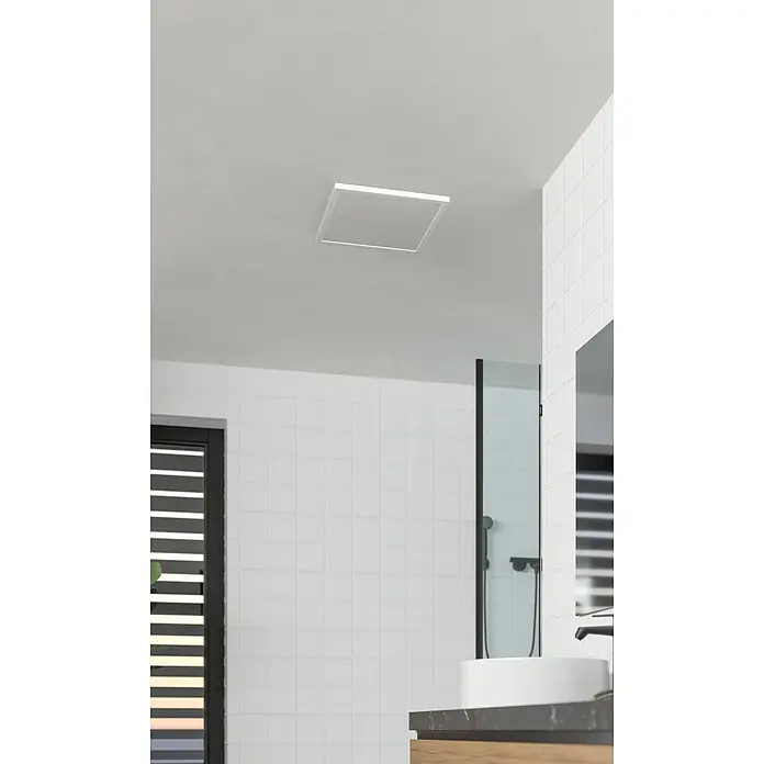 Eglo LED-Deckenleuchte Rovito - 17,6 W, L x B x H: 39 x 39 x 3 cm, Weiß, Tageslichtweiß - Das Bild zeigt eine moderne, quadratische Deckenleuchte in einem stilvollen Badezimmer mit weißen Fliesen und minimalistischem Design.