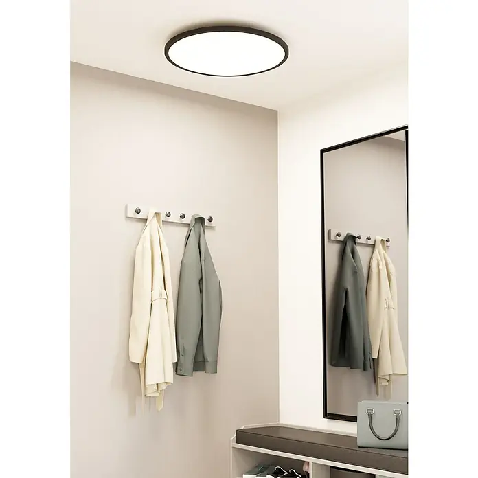 Eglo Connect LED-Deckenleuchte rund Sarsina-Z - 41 W, Ø x H: 60 x 5,2 cm, Schwarz, Tageslichtweiß - Ein minimalistischer Raum mit einer schwarzen runden Deckenleuchte, die ein sanftes, gleichmäßiges Licht spendet und die moderne Ästhetik betont.