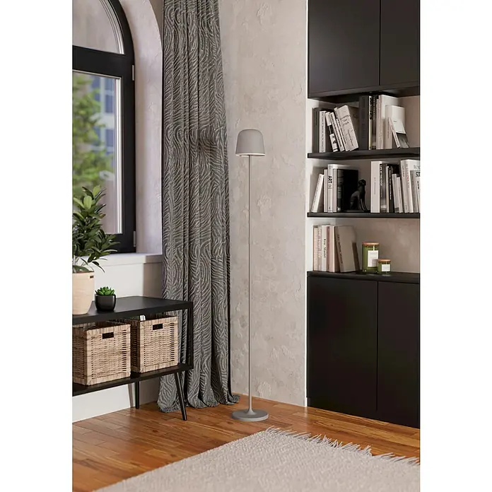 Eglo LED-Stehleuchte Mannera-L - 4,3 W, Höhe: 140 cm, Grau, Tageslichtweiß - Eine Stehlampe mit einem grauen Schirm und schlankem Design fügt sich nahtlos in ein modernes Wohnzimmer ein.