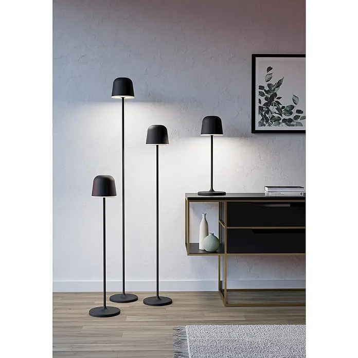Eglo LED-Stehleuchte Mannera-L - 4,3 W, Höhe: 140 cm, Schwarz, Tageslichtweiß - Elegante schwarze Steh- und Tischlampen in verschiedenen Höhen, die ein warmes Licht verbreiten und dem Raum ein modernes Ambiente verleihen.