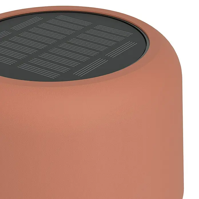 Eglo Solar-Stehleuchte Roccanova-L - Orange, IP44, Ø x H: 13,5 x 120 cm - Nahaufnahme eines Solarleuchte, die eine nachhaltige und stilvolle Beleuchtungslösung für den Außenbereich bietet.