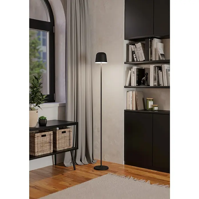 Eglo LED-Stehleuchte Mannera-L - 4,3 W, Höhe: 140 cm, Schwarz, Tageslichtweiß - Elegante Stehlampe mit schwarzem Schirm und schlankem Design. Sie sorgt für angenehmes Licht im Raum und ergänzt die moderne Einrichtung stilvoll.
