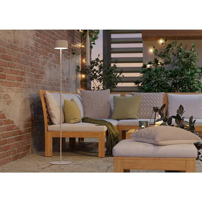 Eglo Solar-Stehleuchte Roccanova-L - Weiß, IP44, Ø x H: 13,5 x 120 cm - Eine moderne Stehlampe aus Metall, die neben einer stilvollen Gartenlounge aus Holz steht, perfekt für gemütliche Abende im Freien.