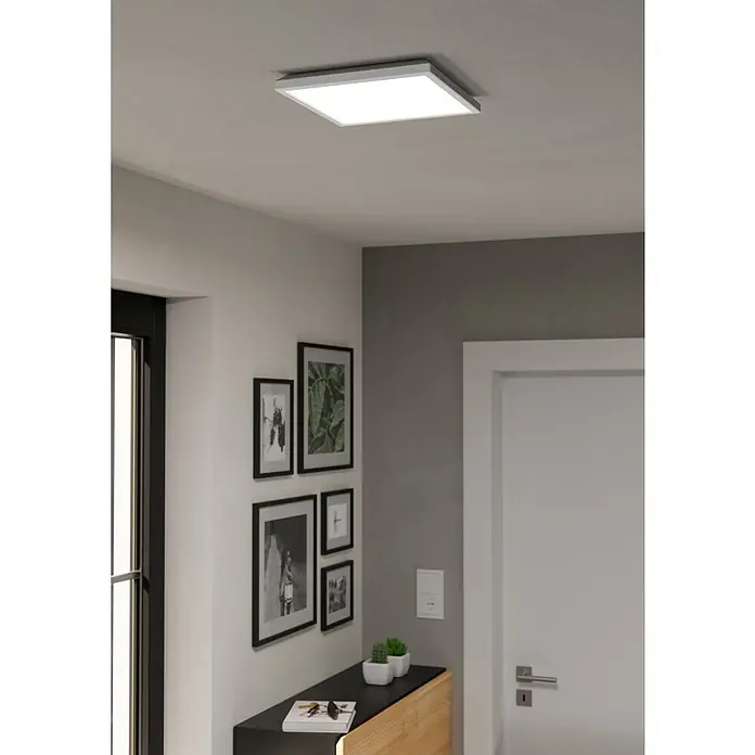 Eglo Connect LED-Deckenleuchte Rovito-Z - 13,4 W, L x B x H: 29 x 29 x 3 cm, Weiß, RGBW - Aufnahme einer modernen, quadratischen Deckenleuchte. Sie strahlt helles Licht aus und ist eine stilvolle Ergänzung für jeden Raum.