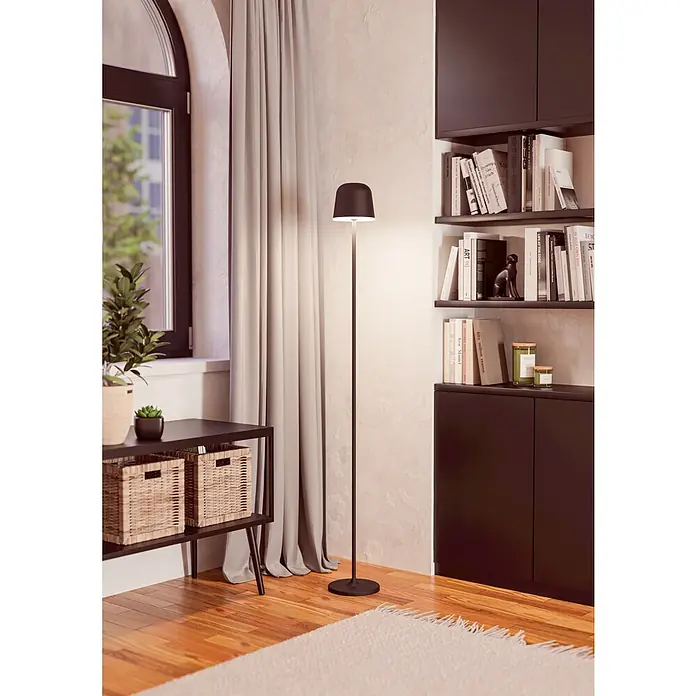 Eglo LED-Stehleuchte Mannera-L - 4,3 W, Höhe: 140 cm, Schwarz, Tageslichtweiß - Elegante Stehlampe mit schwarzem Schirm in einem stilvollen Interieur, perfekt für gemütliche Leseecken und Wohnbereiche.