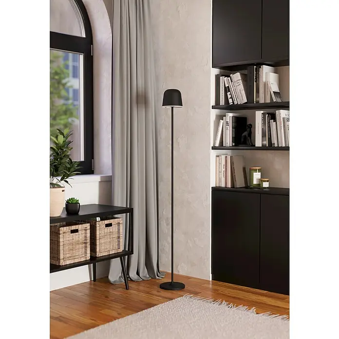Eglo LED-Stehleuchte Mannera-L - 4,3 W, Höhe: 140 cm, Schwarz, Tageslichtweiß - Ein schlanker, mattschwarzer Stehleuchte mit minimalistischem Design, die ein elegantes Ambiente in einem modernem Wohnraum schafft.