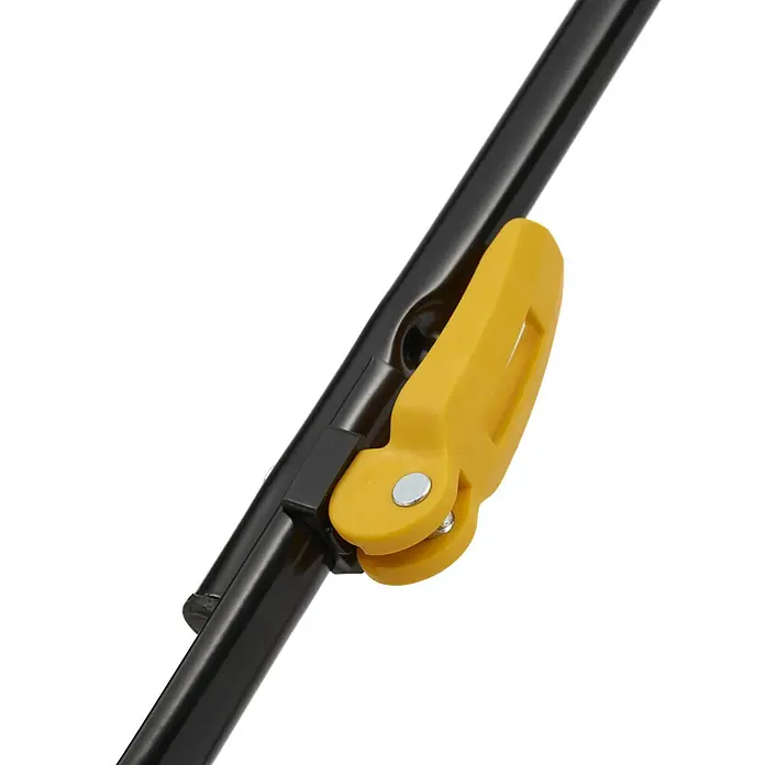 Stiga Akku-Rasenmäher Combi 340e - 48 V, 1 Akku, 4 Ah, Schnittbreite: 34 cm - Nahaufnahme eines gelben Verriegelungshebels an einem schwarzen Metallstab.