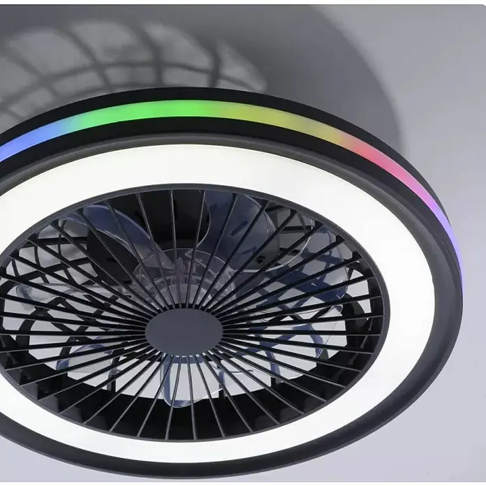 Just Light Ventilador de techo Brandon - Diámetro: 46,5 cm, Negro, 36 W, RGB - Primer plano de un ventilador de techo con iluminación LED de varios colores, ideal para espacios modernos.