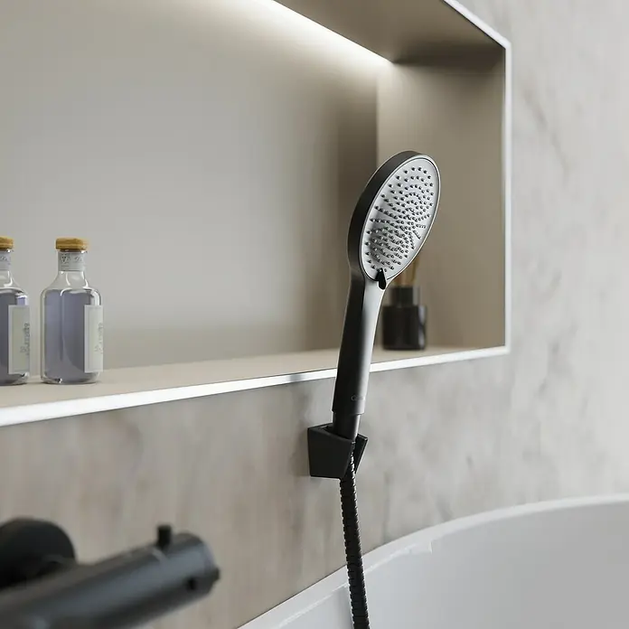 Camargue Handbrause - Anzahl Funktionen: 3 Stk., Schwarz - Schwarzer Handbrausekopf mit rundem Design in einer modernen Badezimmerumgebung. Stilvolles und funktionales Badezimmeraccessoire.