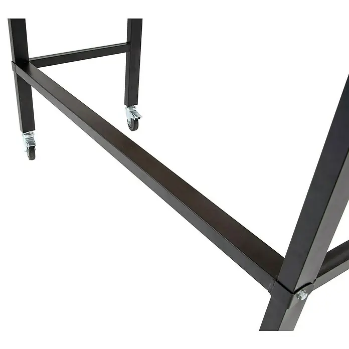 Rikta Werkbank mit Rollen - L x B: 140 x 60 cm, Arbeitshöhe: 84 cm, Belastbarkeit: 200 kg - Detailaufnahme eines schwarzen Metalltisches mit Rollen, das die robuste Bauweise und Funktionalität des Produkts hervorhebt.