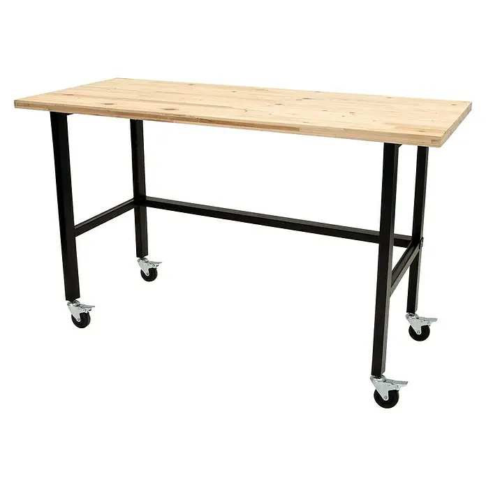 Rikta Werkbank mit Rollen - L x B: 140 x 60 cm, Arbeitshöhe: 84 cm, Belastbarkeit: 200 kg - Ein Arbeitstisch mit Rollen und einer Tischplatte aus hellem Holz. Das Gestell ist aus schwarzem Metall gefertigt.